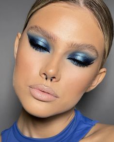 Dramatic Blue Eye Makeup, Makeup Blu, Make Up Azul, Blue Glam Makeup, Blue Make Up, Make Azul, Blue Eyeshadow Makeup