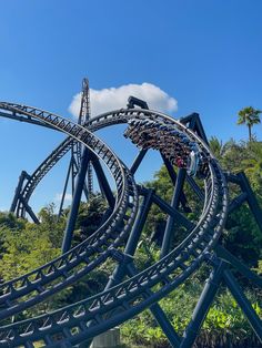 the roller coaster at six flags amusement park in florida is shown on a sunny day