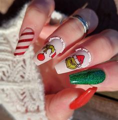 The Grinch Christmas Nails Acrylic, The Gringe Christmas Nails, Grinch Christmas Acrylic Nails, Xmas Nails Grinch, Christmas Nails The Grinch, Christmas Nail Art Grinch, Simple Grinch Nails Acrylic, Grinch Almond Nails