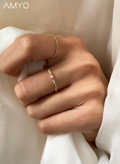 Dainty Baguette Ring | Chain ring, Minimal Rings, Everyday jewelry, Tiny rings, Stackable rings... #modern #chic #ilovehandmade Dainty Jewelry Silver, Aesthetic Rings, How To Wear Rings, Minimal Ring, Layered Rings, Real Gold Jewelry, Baguette Ring, Delicate Rings, Minimalist Rings