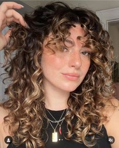 Long Naturally Curly Hair, Effortless Hair, Dyed Curly Hair, Highlights Curly Hair, Y2k Hairstyles, Brown Curly Hair, Naturally Curly Hair