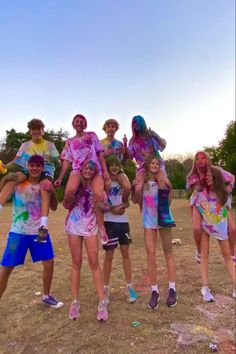 Activities With Friends Summer, Summer Friends Activities, Field Day Aesthetic, Summer Friends Pictures, Summer Camp Photo Ideas, Senior Field Day, Summer Camp Pictures, Summer Ideas For Teenagers, Beach Summer Camp