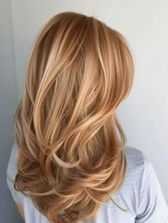 The Radiant Glow of Strawberry Blonde Hair: 37 Ideas for 2024 Copper Hair With Strawberry Highlights, Blondish Red Hair Color, Strawberry Beige Blonde Hair, Blonde With Strawberry Blonde Lowlights, Warm Blonde Hair, Strawberry Blond