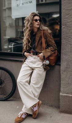 Trendy Outfit Inspo, Vintage Leather Jacket, Daily Dress, 가을 패션, Fit Inspo, White Pants, Comfy Casual, Effortless Style, Work Outfit