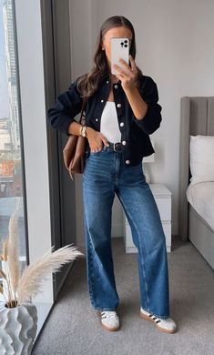 10 Year High School Reunion Outfit, 22 Degrees Outfit, Acquired Style Outfits, Silk Tank Top Outfit Winter, Parallel Jeans Outfit, Womens Airport Outfit, Blue Jeans Black Boots Outfit, Classy Cold Weather Outfits, Cashmere Pants Outfit