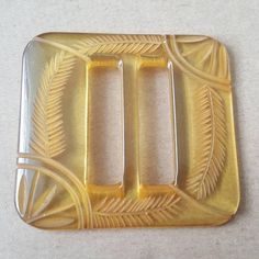 Art Deco Carved Applejuice Bakelite 1930s Deco Vintage Ladies Belt, Historic Fashion, Leaf Designs, Yellow Art, Deco Vintage, Apple Juice, Carnival Glass, Antique Jewellery