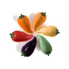 six different colored peppers arranged in a circle