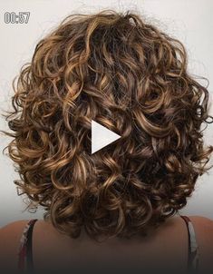 Curly Bob Haircut Inspirations for Beautiful Curls Bob Riccio, Shoulder Length Curly Hair, Curly Hair Drawing, Medium Curly, Medium Curly Hair Styles, Curly Haircuts