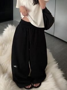 Wide-Legged Baggy Sweatpants for Women: High Waist Relaxed Fit, Casual Streetwear and Loungewear
Looking for the perfect blend of comfort and style? Our wide-legged baggy sweatpants for women are the ultimate wardrobe essential for anyone seeking a relaxed yet chic look. Designed with a high waist for a flattering fit, these pants offer a loose, oversized silhouette that’s perfect for lounging at home or making a fashion statement out in the streets. Black Baggy Sweatpants Outfit, Curly Hair Blowout, Baggy Black Pants, Baggy Sweats, Hair Blowout, Loose Pants Outfit, Loose Sweatpants