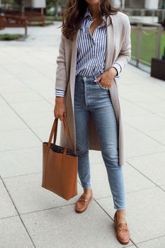 Classic Autumn Layers - Lilly Style Classic Style Outfits, Business Casual Outfits For Work, Mode Casual, Brown Bag, Meryl Streep, Casual Work Outfits, Work Outfits Women, Autumn Outfit, Casual Fall Outfits