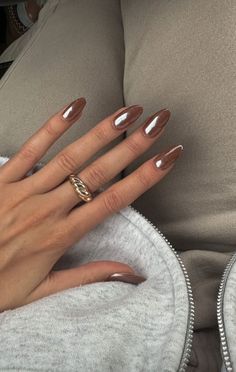 Elevate your spring workwear with these chic brown latte glossy nails - a perfect match for the successful girl boss on the move. Keywords to inspire your next manicure include: sophistication, minimalist design, coffee-inspired hues, glossy finish, empowering, professional elegance, and spring fashion. Ideal for complementing your office attire, these nails promise to add a touch of class and confidence to your everyday look.  PC: The Gray Details Fall Nails Chrome Brown, Cool Girl Fall Nails, Fall Chrome Nails Almond, Brown Nails With Pearl Chrome, Brown With Crome Nails, Mocha Nails With Chrome, Hailey Beiber Nails Brown, Brown Chrome Acrylic Nails, Fall Brown Chrome Nails