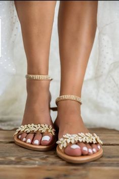 💓 Handmade genuine Greek leather wedding sandals decorated gold or silver. The embellishments are hand sewn onto the leather straps / For brides dreaming of a beach wedding, a Bachelor party or even a city wedding. SIZE CHART EUUSUK 354,52 (21-21,5 cm) 3653 (22-22,5 cm) 3764 (23-23.5 cm) 3875 (24-24.5 cm) 3986 (25-25.5 cm) 4097 (26-26.5 cm) 41108 (27-27.5 cm) 42119 (28 cm) 431210 (29 cm) Full sizes only ** If you have half the size, go UP to the nearest full size ** If you are unsure of your si Beach Wedding Shoes Bridesmaid, Elegant Gold Sandals, Wedding Flats For Bride Sandals, Boho Bride Shoes, Wedding Shoes Flats Sandals, Bride Shoes Flats, Shoes Beach Wedding, Sandals For Bride, Bridesmaid Shoes Flat