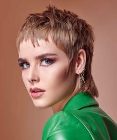 Tagli corti 2023 primavera estate Rock Haircuts, Short Shaved Hairstyles, Edgy Haircuts, Modern Mullet, Short Sassy Hair, Edgy Short Hair, Punk Hair