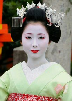 Maiko, Mamehana. Kyoto. Japan. Asian Hair Ornaments, Cherry Blossom Girl, Hair Adornments, Kyoto Japan