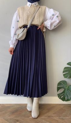 How To Style A Long Skirt Modest, Skirts For Hijab, Long Skirt Outfits Modest, Summer Muslim Outfits Casual, Elegant Muslim Outfits, Skirt Hijab Outfit, Islamic Outfits, Modest Muslim Fashion