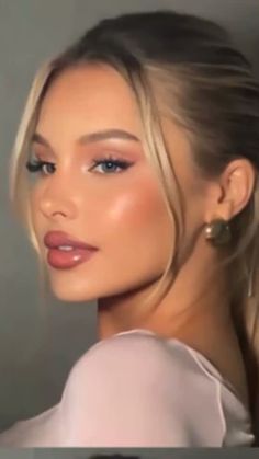 Make Up For Blonde Girl, Make Up Blonde Hair Blue Eyes, Blonde Dark Makeup, Makeup Ideas For Blondes, Low Contrast Face, Pale Makeup Looks, Low Contrast Makeup Blonde, Make Up Blue Eyes