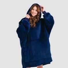 NIGHT BLUE OVERSIZED FLEECE BLANKET HOODIE THAT KEEPS YOUR HEART WARM A BLANKET YOU WEAR: Our CozyRelax Hoodie Blanket is a combination of an enormous hoodie and a soft, fluffy blanket that will hug you and keep you warm all year round. If you are tired of being cold all the time or want to be extra warm and cozy while watching TV or working from home, the Hoodie Blanket is perfect for you! SUITABLE FOR INDOOR AND OUTDOOR USE: The CozyRelax Hoodie Blanket will keep you warm all the time no matte Blanket Sweatshirt, Sherpa Lined Hoodie, Sweatshirt Blanket, Oversized Blanket, Oversized Flannel, Warm Throw Blanket, Blanket Hoodie, Hoodie Blanket, Korean Casual