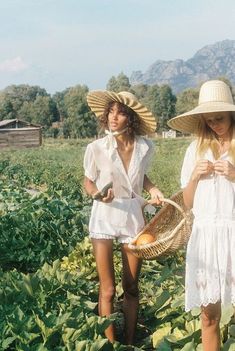 Dark Portrait, Cottage Core Aesthetic, Zooey Deschanel, + Core + Aesthetic, Cottagecore Aesthetic, Straw Hats, Outfit Casual