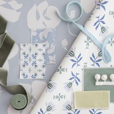 the wall paper has blue and white flowers on it, along with other items to decorate