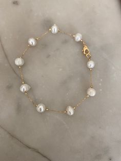 Custom Pearl Jewelry, Gold Jewelry With Pearls, Pearl Jewelry Bracelets, Gold Jewelry Pearl, Purls Jewellery, That Girl Jewelry, Pearl Beads Bracelet, Pearl Prom Jewelry, Pearl Gold Jewellery