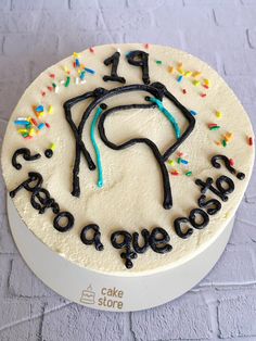 a cake that is decorated to look like a doctor's cap