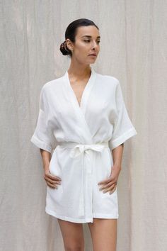 Crafted from lightweight fabric with a captivating texture reminiscent of rippled water🌊. This versatile robe transitions seamlessly from home attire to beach cover-up, becoming a staple in your daily wardrobe. Kimono Linen