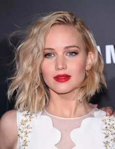 Shaggy bob hairstyle for round face Jennifer Lawrence Short Hair, Bob Hairstyles For Round Face, Long Bobs, Shaggy Bob, Long Bob Haircuts, Haircuts For Wavy Hair, Lob Haircut, Bob Hairstyles For Fine Hair