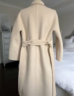 How to // Ways to Tie a Trench or Wool Coat Belt Tying Coat Belt Back, How To Tie A Trench Coat In The Back, Coat Belt Ideas, How To Tie Belt On Trench Coat