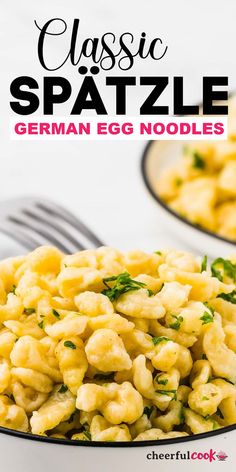 Closeup of a a bowl of German Spaetzle. Spetzel Recipe, Recipe Egg Noodles, Speatzle Recipe, German Recipes Dinner, German Side Dishes, German Spaetzle, Easy German Recipes, Spaetzle Recipe, German Food Authentic