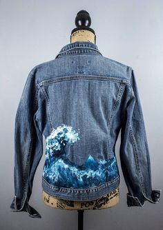 Embroidery Jeans Jacket, Art Jacket, Diy Denim Jacket, Embroidered Jean Jacket, Look Jean, Jean Jacket Outfits, Painted Denim Jacket, Painted Jacket