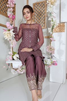 Straight Dress Designs, Cute Short Outfits, Stylish Dresses For Wedding, Bridal Mehndi Dresses, Designer Outfit, Pakistani Party Wear, Pakistani Dresses Casual, Work Dresses For Women, Simple Pakistani Dresses