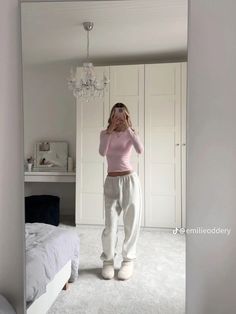 Outfits For Black Pants, Outfit For Winter Womens, Winter Clean Girl Outfits, Pretty Girl Outfits For School, School Outfits Basic, Theater Outfits, 2025 Inspiration, Going Out Crop Tops, At Home Outfits