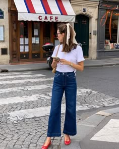 Parisian Style Workwear, Paris Fashion Street Style Summer, Classic Style Feminine Work Outfits, French Work Style Women, Timeless Parisian Style, Spring French Style, Summer Outfit Parisian, French Spring Outfits Parisian Chic, Styling With Accessories