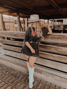 Tall White Cowboy Boots, Western Boots Outfit, White Boots Outfit, White Cowgirl Boots, Cowgirl Boots Outfit, Dresses With Cowboy Boots, Cowgirl Style Outfits, White Cowboy Boots, Fest Outfits