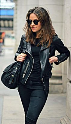 Outfit Trabajo, All Saints Leather Jacket, Mode Tips, Walking Down The Street, Pastel Outfit, Jackets Women