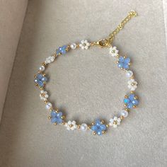 Beaded Flower Bracelet, قلادات متدلية, Preppy Jewelry, Pretty Jewelry Necklaces, Daisy Bracelet, Floral Bracelet, Beads Bracelet Design, Jewelry Accessories Ideas, Blue Daisy