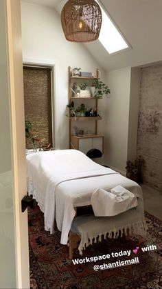 Massage Cabinet Room Ideas, Massage Therapy Clinic Design, Witchy Massage Room, Massage Room Inspiration, Massage Room Set Up, Earthy Spa Room, Home Massage Studio, Zen Massage Room, Massage Table Set Up Ideas