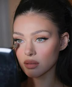 Soft Dramatic Makeup, Nicole Peltz, Nicola Peltz, Soft Dramatic, Fresh Makeup, Ethereal Makeup, 2nd Year, Makijaż Smokey Eye