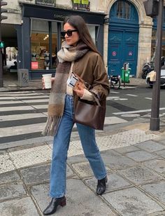 Paris Outfit Ideas, Jeans Outfit Fall, Street Style Fall Outfits, French Outfit, Simple Fall Outfits, Street Style Parisian, Europe Outfits, London Outfit, Paris Outfits