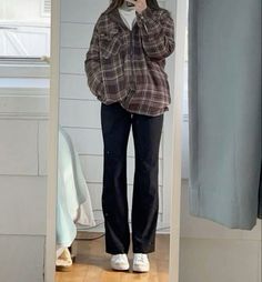 Outfit Oversized Leggings Outfit, Creme Flannel Outfit, Flannel Yoga Pants Outfit, Yoga Pants And Flannel Outfit, Fall Outfits Aesthetic Flannel, Flannel And Yoga Pants Outfits, Winter Outfits With Flannels, Flannel Outfits Women Fall, Tucked Flannel Outfits