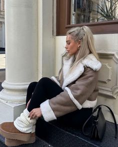 Europe Winter Fashion, Uggs Outfits, Outfit With Uggs, Modele Fitness, Look Legging, Estilo Indie, Skandinavian Fashion, Winter Fashion Outfits Casual, Beige Outfit