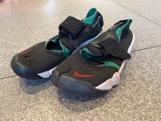 Super rare original 1996 Nike Air Rift trainers in red/white/green and black. Good used condition. Comes with a pair of Rift Socks ( see photos). Size UK 6.  The split toe design of the Air Rift was inspired by the efficiency of the barefoot style of Kenyan runners and so in 1996 Nike launched a completely new sneaker/sandal hybrid called Nike Air Rift in two different colour ways ( see photos). They were super hard to get hold of and have remained very collectible. The style was relaunched in 2 Nike Air Rift, Visor Sunglasses, New Sneakers, Vintage Girls, Nike Huarache, Vintage Chanel, Classic Black, Red Green, White And Black