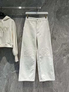 Tops Stylish, Baggy Jeans Outfit, White Pants Women, Loewe Anagram, Chic Tops, Expensive Clothes, White Denim Jeans, Sporty Outfits, Luxury Goods