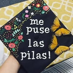 a graduation cap that says me puse las pilas