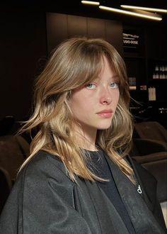 Blonde Wavy Shag Haircut, Shaggy Bronde Hair, Shaggy Blonde Balayage Hair, Joanna Spicer Hair, Collarbone Length Shag Haircut, 2024 Shag Hairstyles, Polished Shag Haircut, Choppy Haircuts Long, Hair Color Ideas Blue Eyes