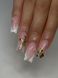 Short Cute Holiday Nails, Gold Detail Acrylic Nails, White Acrylic Nails With Pearls, Short Nail Designs White And Gold, White Nail Ideas With Design, Latina Nail Designs Medium, Nail New Year Design, White Red And Gold Nails, Simple Junk Nails