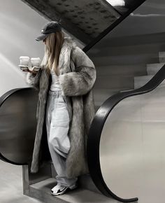 Big Fur Coat, Vinter Mode Outfits, Cold Outfit, Grey Fur Coat, Womens Faux Fur Coat, Fox Fur Jacket