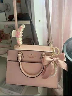 Pink Kate Spade Tote, Outfits With Purses Handbags, Pink Mk Bag, Kate Spade Purse Aesthetic, Kate Spade Bag Outfit, Christmas Handbag, Couch Bag, Lulu Bag, Kate Spade Purse Pink