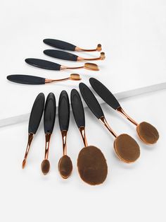 Oval Makeup, How To Use Makeup, Oval Makeup Brush, Makeup You Need, Eyeshadow Tips, Makeup Supplies, Makeup Help, Makeup Brush Cleaner