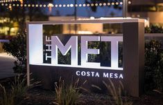 the met sign is lit up at night